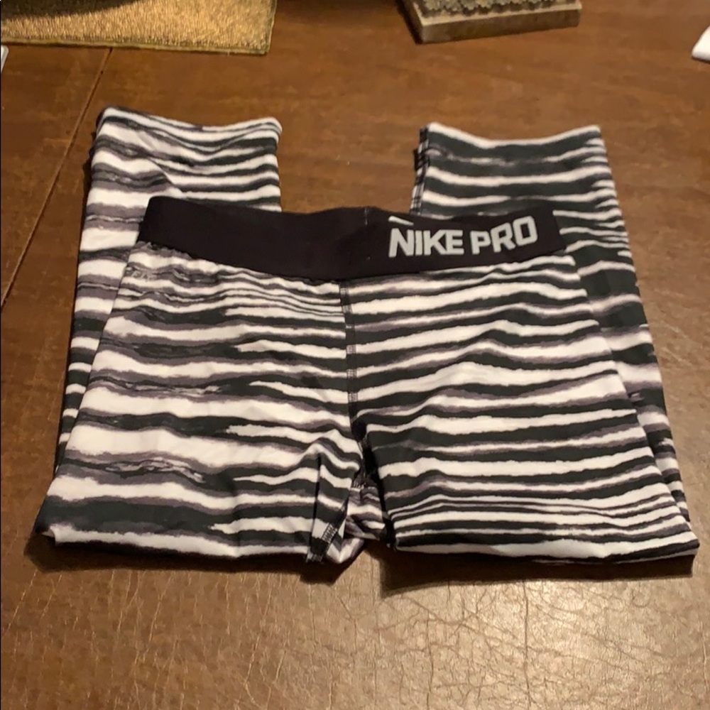 Nike pro crop leggings